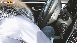 The husband does not control his lust, unbuttons pants in the car