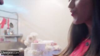 The appetizing baker Alyx Star competes for the right to work in a bakery