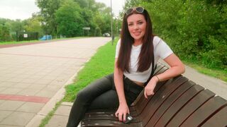 Amateur babe risks getting caught for sex in the park