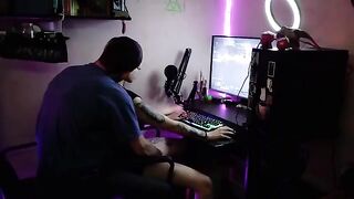 The cute Gamers play Destiny 2 with her boyfriend, getting intimate while gaming