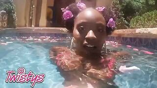 Hot babe Elsie shakes big ass while swimming naked in the pool, a stunning sight