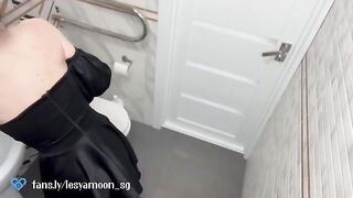 First night sex in the toilet after the first date