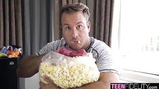 How to pick up girls like Skylar Vox and get laid easily with Chad White’s tips