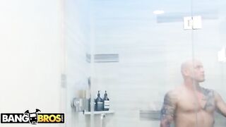 Mia Malkova ambushes her stepbrother, showcasing her iconic curvaceous ‘thicc’ figure