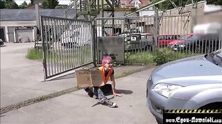 Klimaaktivistsche Puppe wird von einem alten Mann in der Garage gefickt