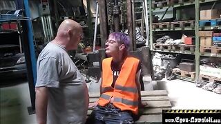 Klimaaktivistsche Puppe wird von einem alten Mann in der Garage gefickt