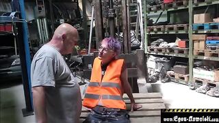 Klimaaktivistsche Puppe wird von einem alten Mann in der Garage gefickt
