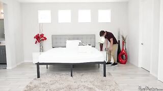 Mature beauty Jordan Maxx seduced the moving man and got fucked hard