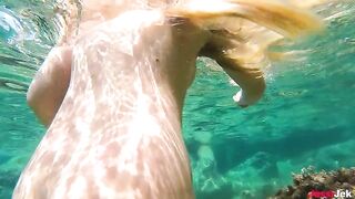 Underwater anal sex with a hot blonde on the beach