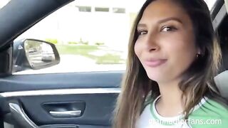 A cute girl was picked up and roughly fucked by a fan, showcasing intense passion