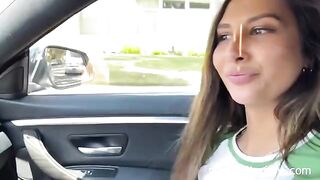 A cute girl was picked up and roughly fucked by a fan, showcasing intense passion