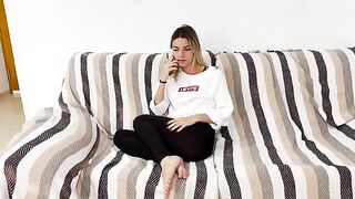 Biondina bored calls her friend to lick her and get fucked, dialogue in Italian