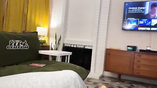 Date with a girl from Tinder ends as a threesome