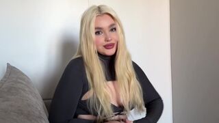 A delivery guy came to the bath and fucked the cheating blonde wife