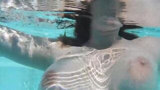 Masturbating with a dildo in the pool, an unforgettable experience