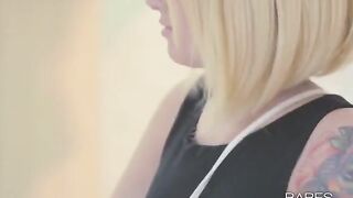 A blonde with sexy tattoos plays with her pussy in an amazing solo video
