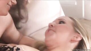 Lesbian sex with stockings and mature pussy licking