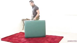 A masseur got a hard cock in the mouth of a grateful client
