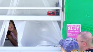 Pervert dude screwed his GF in a moving diner, 4K