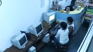 A girl has sex with her boyfriend in the internet cafe webcam