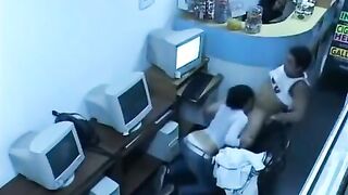 A girl has sex with her boyfriend in the internet cafe webcam