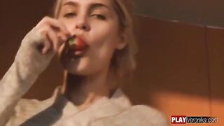A girl got on the dick without any clothes
