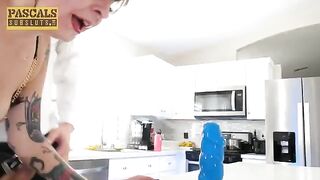 The pussy of the brunette actress flew over the bumps