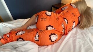 The girl in her pajamas seduces her stepbrother and gets fucked hard