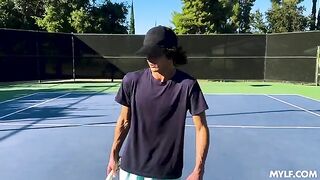 The girl is too sexy, and the guy can’t resist her allure
