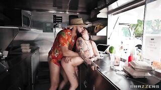 What burgers, I'm fucking! A sexy girl is having sex in the street