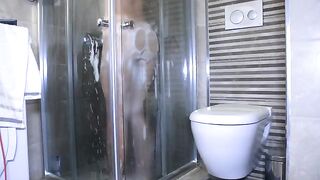 The guy pushed his mouth instead of a shower on the head of a young girl