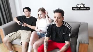 The team is assembled, it's time to work on her orgasm! - Sekis