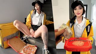 A pizza delivery guy got a wet pussy to cum, it's beautiful!