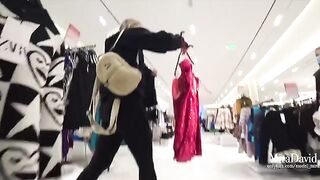 Girl risked her body in the fitting room for a blowjob